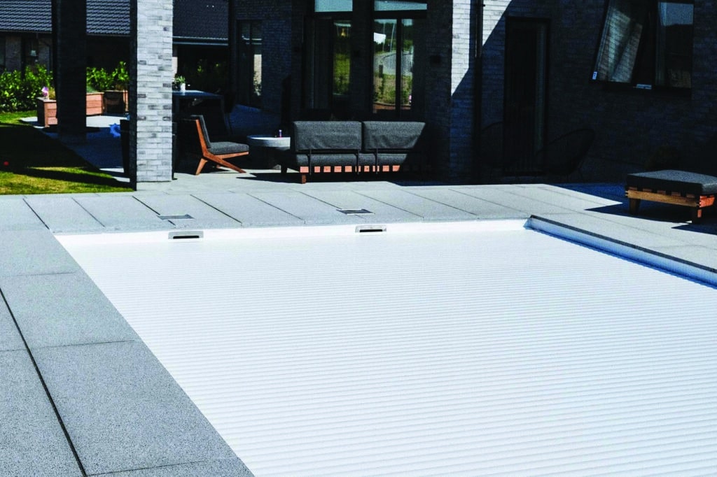 Betonpool hvid mosaik liner